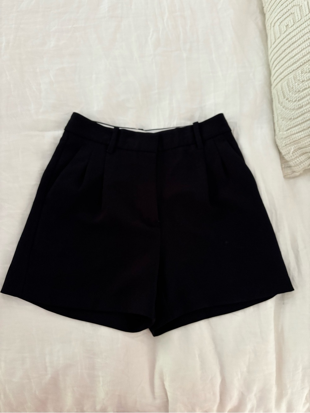 Aritzia - Wilfred The Effortless Short Mid-Thigh High-Waisted Shorts Black Size